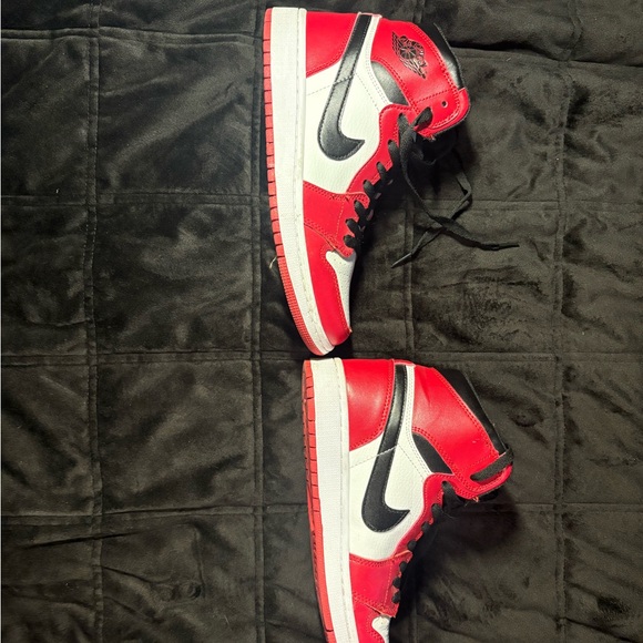 Woman’s Jordan 1 Chicago - Picture 3 of 4